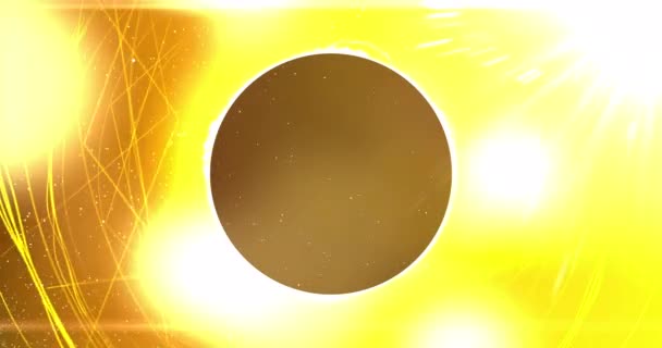 中央に黒い円が付いている黄色い背景 太陽は黄色い光とアーカイブラインに囲まれています — ストック動画