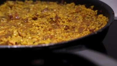 Tavada bir tava pilav pişiriliyor. Geleneksel İspanyol mutfağı. Paella. 4K video