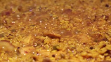 Pirincin yakın çekimi yapılıyor. Geleneksel İspanyol mutfağı. Paella. 4K video
