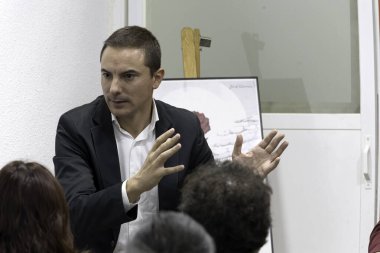 MADRID - SPAIN - 25 Ekim 2024: Madrid Topluluğu PSOE Partisi Genel Sekreteri Juan Lobato ve Madrid Meclisi PSOE Parlamenter Grubu sözcüsü