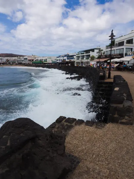 Playa Blanca kostüm alanı. Dükkanları duvar ve denizin yanında.