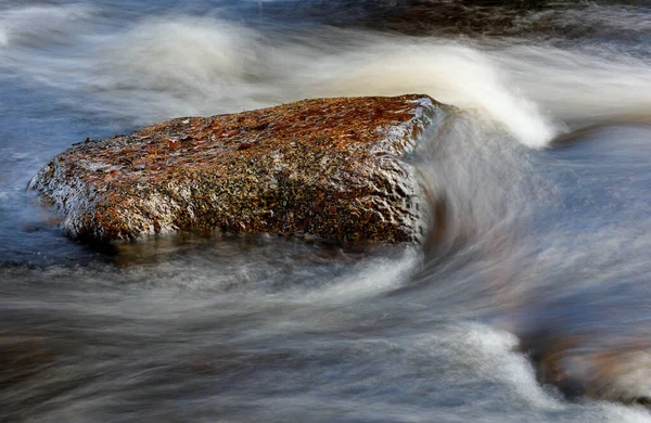 Agua Fluye Sobre Las Rocas Rápidos Capturados Cámara Lenta — Foto de Stock