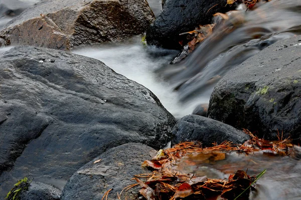 Agua Fluye Sobre Rocas Rápidos — Foto de Stock