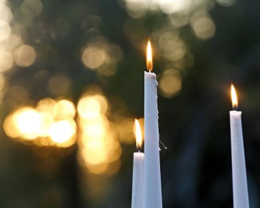 Solup giden akşamda üç mum yanıyor.