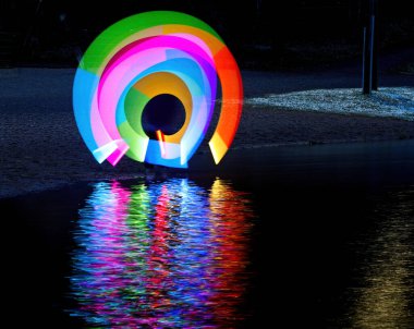 Karanlığın içinde çok renkli ışık çubuğuyla aydınlık boya.