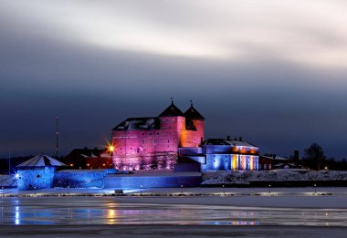 Akşam ışığında eski bir şato