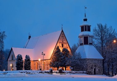Ortaçağ kilisesi kış akşamında aydınlandı.