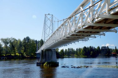 Bir nehir üzerinde beyaz asma köprü