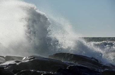 Bothnia Körfezi 'nde fırtına yükseliyor ve su kayaların üzerinden akıyor.