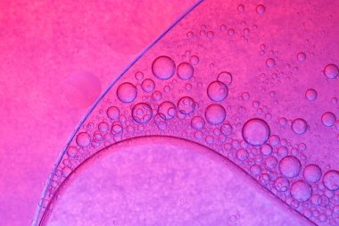 Yağlı yüzeyde pembe daireler