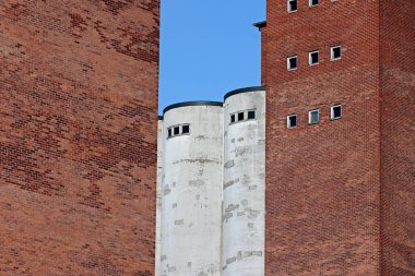 Mavi gökyüzüne karşı duran eski değirmen