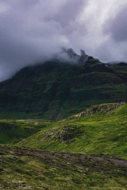 Dağları ve şelaleleri olan güzel manzaralar. Bulutlu bir gün.