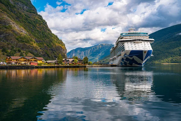 Flam / Norveç - 10.18.2022: Yolcu gemisi küçük bir kasabaya yanaştı. Fiordlarla, dağlarla ve okyanuslarla çevrili güzel bir doğa. Güneşli bir gün