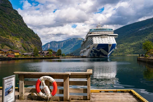 Flam / Norveç - 10.18.2022: Yolcu gemisi küçük bir kasabaya yanaştı. Fiordlarla, dağlarla ve okyanuslarla çevrili güzel bir doğa. Güneşli bir gün
