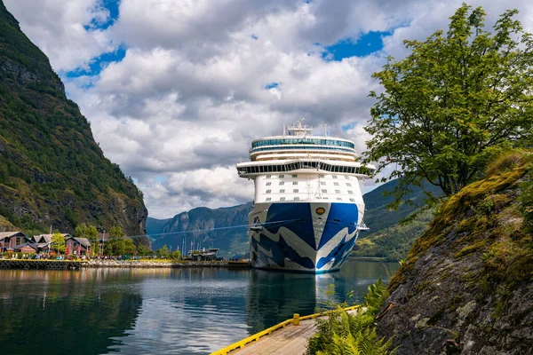 Flam / Norveç - 10.18.2022: Yolcu gemisi küçük bir kasabaya yanaştı. Fiordlarla, dağlarla ve okyanuslarla çevrili güzel bir doğa. Güneşli bir gün