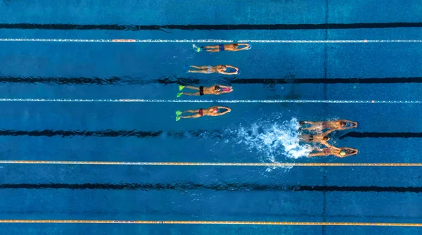 Grupo Nadadores Treinando Uma Piscina Livre Vista Aérea Superior — Fotografia de Stock