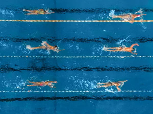 Gruppe Von Schwimmern Die Einem Freibad Trainieren — Stockfoto