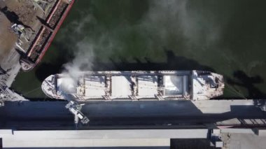 Büyük kargo gemisinin hava üst görüntüsü limandaki minerallerle dolu.