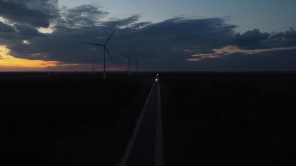日没時の風力タービンクローズアップドローンビュー — ストック動画