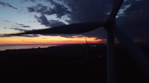 日落时的风力涡轮机近景无人机 — 图库视频影像