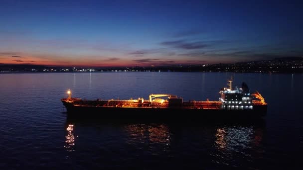 Geceleri Denizde Hava Manzaralı Petrol Gemisi Tankeri Yağı — Stok video