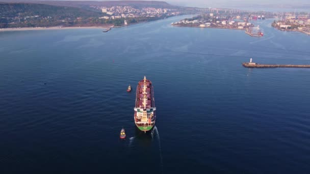 Вид Сверху Буксирную Лодку Помогающую Крупному Грузовому Судну Большое Судно — стоковое видео