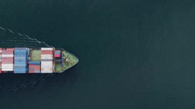 Hava üst görünüm konteynır gemisi, nakliye veya ulaşım kavramı.