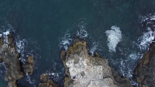 海の波と素晴らしい崖 岩の多い海岸の空中ドローンビュー ブルガリアのティユレノヴォ — ストック動画
