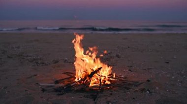 Sahil kamp ateşi Güzel gün batımı ya da gün doğumu