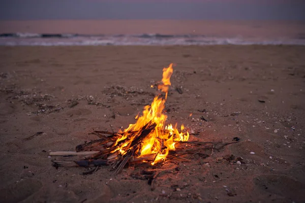 有美丽日落或日出的海滩篝火 — 图库照片