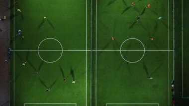 Mini futbol maçının havadan görünüşü, futbol. MiniFootball sahası ve insansız hava aracından futbolcular