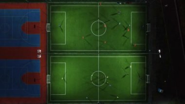 Mini futbol maçının havadan görünüşü, futbol. MiniFootball sahası ve insansız hava aracından futbolcular