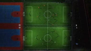 Mini futbol maçının havadan görünüşü, futbol. MiniFootball sahası ve insansız hava aracından futbolcular
