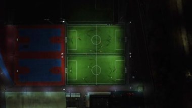 Mini futbol maçının havadan görünüşü, futbol. MiniFootball sahası ve insansız hava aracından futbolcular