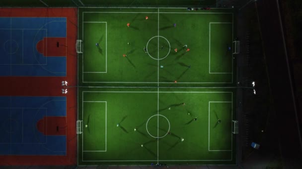 ミニサッカー試合の空中トップビュー サッカー ドローンからのミニサッカー場とサッカー選手 — ストック動画