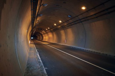Aydınlatılmış tünelde boş araba yolu, hiç kimse