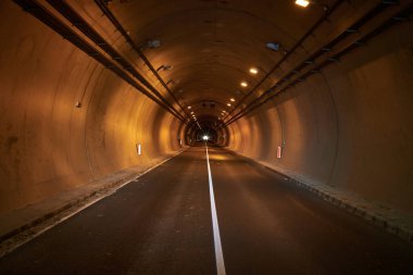 Aydınlatılmış tünelde boş araba yolu, hiç kimse