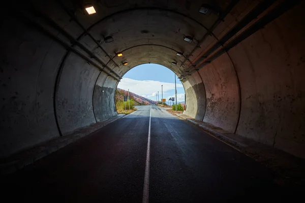Leere Autostraße Beleuchtetem Tunnel Niemand — Stockfoto