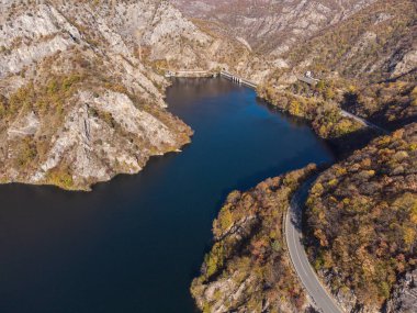 Devin kenti Rodopa Dağları yakınlarındaki Bulgaristan 'da bulunan Vacha Barajı' nın havadan panoramik manzarası