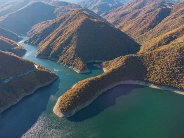 Devin kenti Rodopa Dağları yakınlarındaki Bulgaristan 'da bulunan Vacha Barajı' nın havadan panoramik manzarası