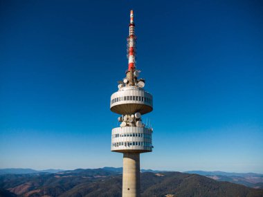 Bulgaristan 'ın Pamporovo kenti yakınlarındaki Snezhanka tepesindeki telekomünikasyon kulesinin havadan görünüşü