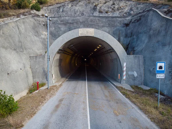 Вход Автодорожный Тоннель Едет Через Гору Дороге — стоковое фото