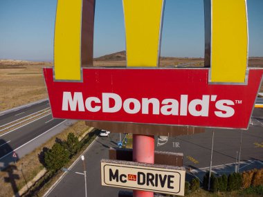 Drazhevo - Kasım 1, 2022, McDonalds McDrive 1 Kasım Drazhevo Bulgaristan 'da akşam saatlerinde hava manzaralı bir otoyolda Shell benzin istasyonundaki tabelasını imzaladı.