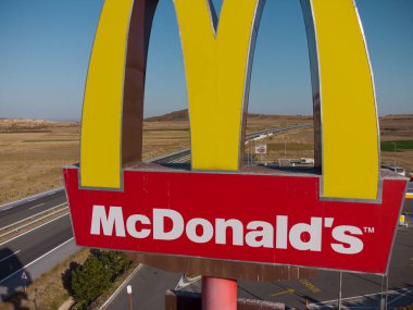 Drazhevo - Kasım 1, 2022, McDonalds McDrive 1 Kasım Drazhevo Bulgaristan 'da akşam saatlerinde hava manzaralı bir otoyolda Shell benzin istasyonundaki tabelasını imzaladı.