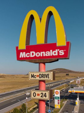 Drazhevo - Kasım 1, 2022, McDonalds McDrive 1 Kasım Drazhevo Bulgaristan 'da akşam saatlerinde hava manzaralı bir otoyolda Shell benzin istasyonundaki tabelasını imzaladı.