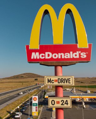 Drazhevo - Kasım 1, 2022, McDonalds McDrive 1 Kasım Drazhevo Bulgaristan 'da akşam saatlerinde hava manzaralı bir otoyolda Shell benzin istasyonundaki tabelasını imzaladı.