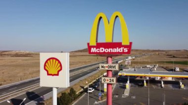 Drazhevo, Bulgaristan - 1 Kasım 2022, McDonalds McDrive, Shell benzin istasyonunda akşam manzaralı otoyolda.