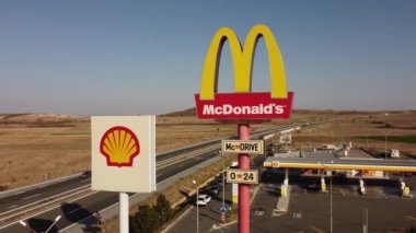 Drazhevo, Bulgaristan - 1 Kasım 2022, McDonalds McDrive, Shell benzin istasyonunda akşam manzaralı otoyolda.