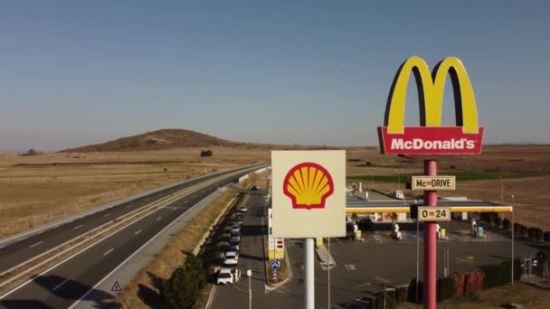 Дражево Болгария Ноября 2022 Года Знак Mcdonalds Mcdrive Бензоколонке Shell — стоковое видео