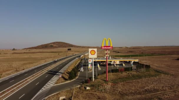 Drazhevo Bulgarien November 2022 Mcdonalds Mcdrive Skylt Vid Shell Gasl — Stockvideo